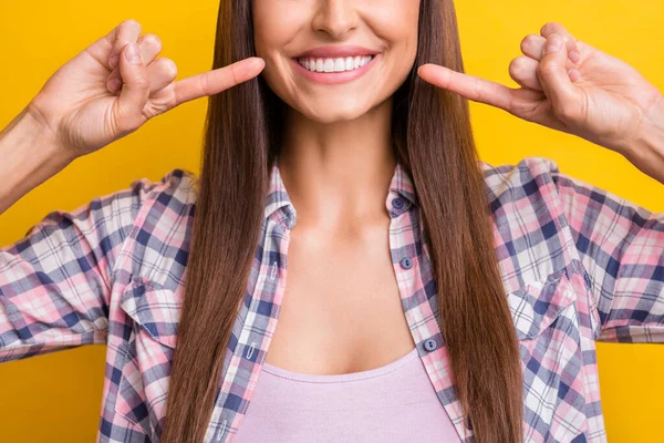 Foto cortada de jovem mulher feliz sorriso positivo apontar dedos cavidade dos dentes cuidado oral isolado sobre cor amarela fundo — Fotografia de Stock