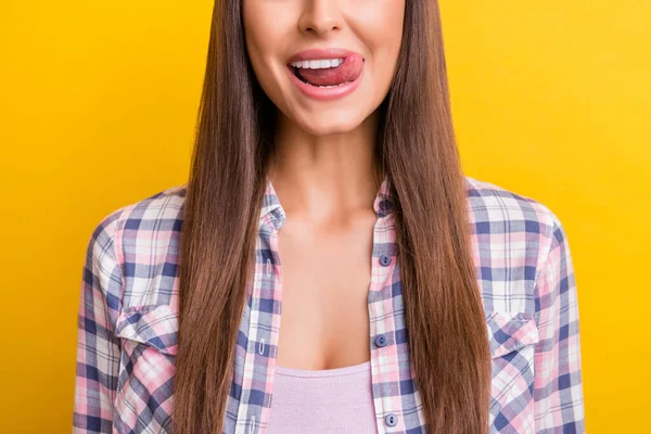 Foto recortada de joven atractiva mujer feliz sonrisa positiva lamer dientes lengua delicioso aislado sobre fondo de color amarillo —  Fotos de Stock