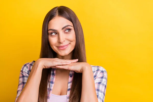 Foto van jonge aantrekkelijke vrouw gelukkig positieve glimlach droom denken kijken lege ruimte geïsoleerd over gele kleur achtergrond — Stockfoto