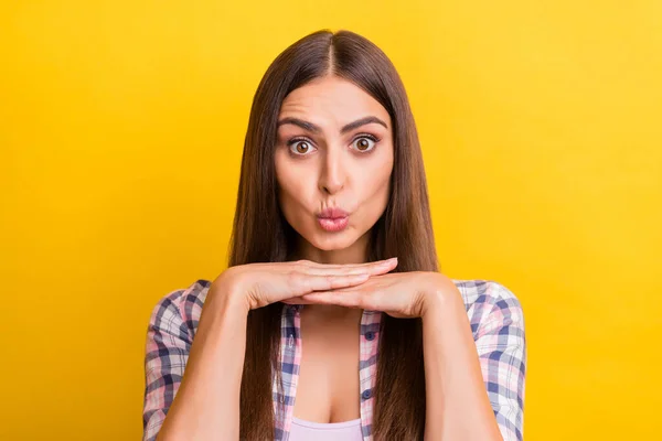 Фото молодої привабливої жінки розкидані губи відправляють повітряний поцілунок кокетливо ізольовано на жовтому кольорі — стокове фото