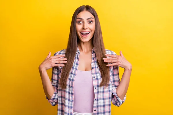Fénykép a fiatal vonzó nő csodálkozott izgatott meglepett hírek eladása elszigetelt sárga színű háttér — Stock Fotó