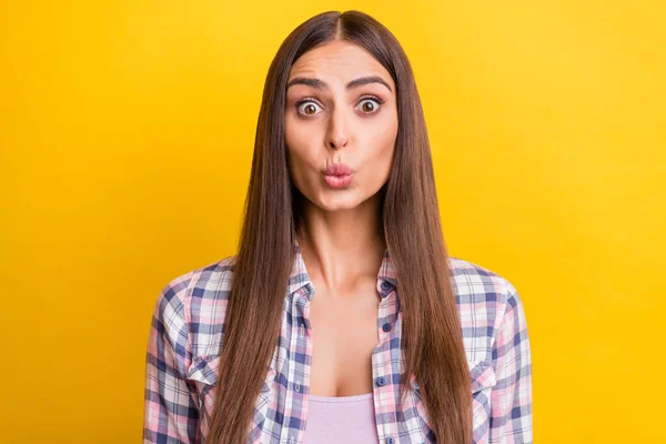 Foto di giovane donna attraente labbra imbronciate inviare aria bacio bello isolato su sfondo di colore giallo — Foto Stock