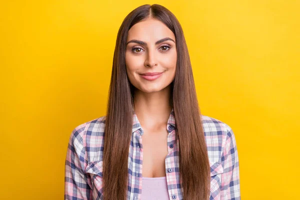 Фото молодой привлекательной женщины счастливой позитивной улыбкой уверенно носить рубашку изолированы на желтом фоне цвета — стоковое фото