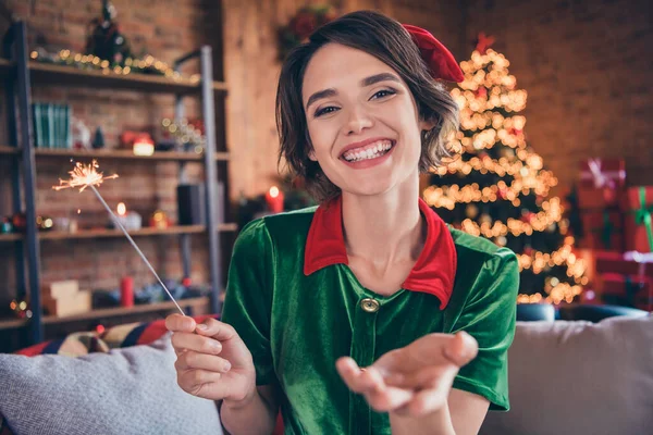 Foto de senhora amigável positiva segurar bengala fogo vídeo chamada talk wear traje de elfo em casa decorada dentro de casa — Fotografia de Stock