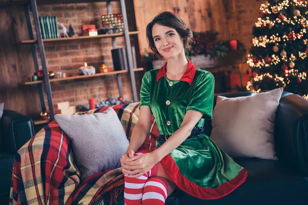 Retrato de menina alegre atraente usando elfo olhar sentado no sofá descanso relaxar dia festivo em casa moderno loft interior industrial dentro de casa — Fotografia de Stock