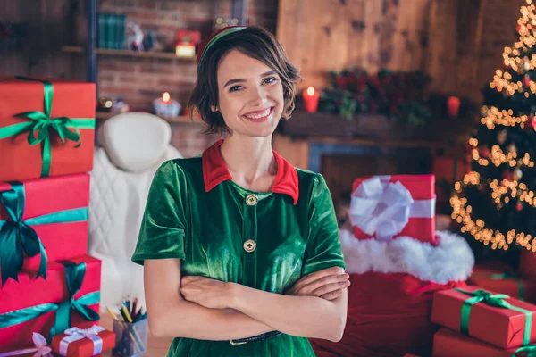 Foto de alegre senhora positiva dobrado mãos brilhante sorriso usar traje de elfo no escritório decorado dentro de casa — Fotografia de Stock