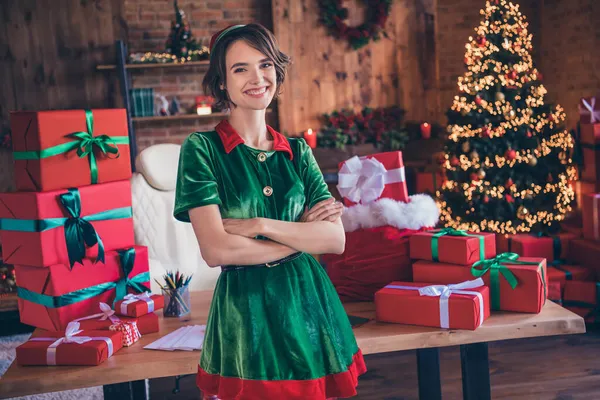Foto di auto-assicurato fiducioso signora incrociate mani sorridente indossare costume elfo in ufficio decorato al chiuso — Foto Stock