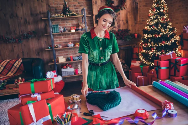 Foto van jonge vrolijke positieve santa helper vrouw maken huidige wrap assistent binnen huis — Stockfoto