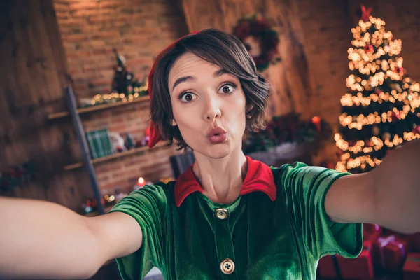 Foto de bonito chocado jovem senhora usar roupas de elfo beber vinho tacking selfie celebrando o Natal dentro de casa casa quarto — Fotografia de Stock