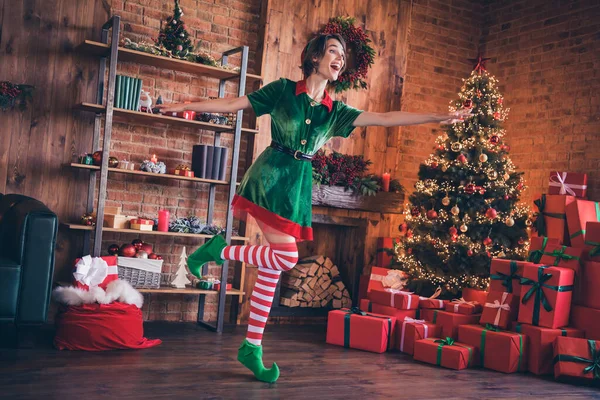 ポジティブな面白い若い女性の写真は、クリスマスを祝うダンス自己の服を身に着けている屋内の家の部屋 — ストック写真