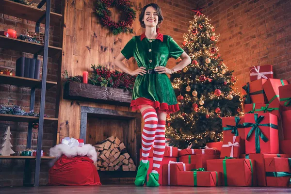 Photo de mignonne adorable jeune femme porter des vêtements d'elfe bras taille célébrant Noël souriant intérieur maison maison chambre — Photo