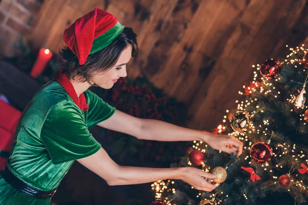 젊고 행복 한 젊은 요정 여성 이 손을 잡고 집안에서 크리스마스 장식을 하고 있는 사진 — 스톡 사진
