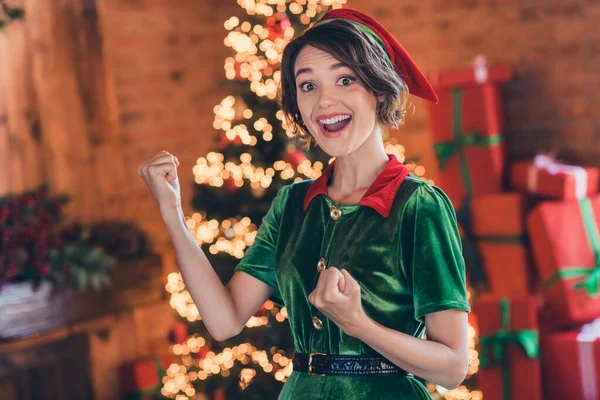 Foto de jovem alegre positivo feliz elfo mulher sorriso vencedor celebrar xmas dentro de casa casa — Fotografia de Stock