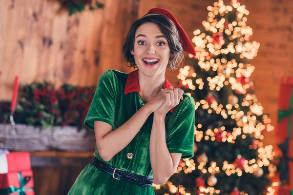 Foto de muito impressionado jovem senhora usar roupas de elfo celebrando o Natal sorrindo dentro de casa casa casa quarto — Fotografia de Stock