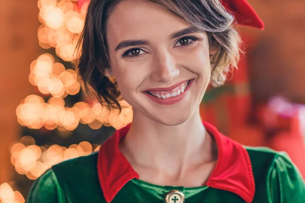 Foto de encantadora menina bonita usar roupas de elfo celebrando o Natal sorrindo dentro de casa casa casa quarto — Fotografia de Stock