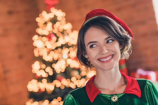 Retrato de menina alegre atraente usando chapéu de elfo passar dia festivo ficar em casa moderno loft interior industrial dentro de casa — Fotografia de Stock