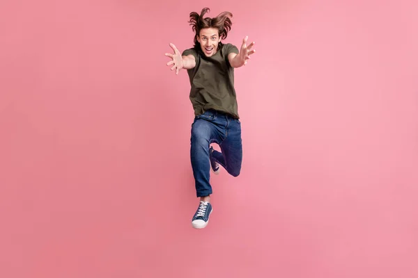 Foto de cuerpo entero de joven abrazo brazos abiertos invitan correr rápido salto de velocidad aislado sobre fondo de color rosa —  Fotos de Stock