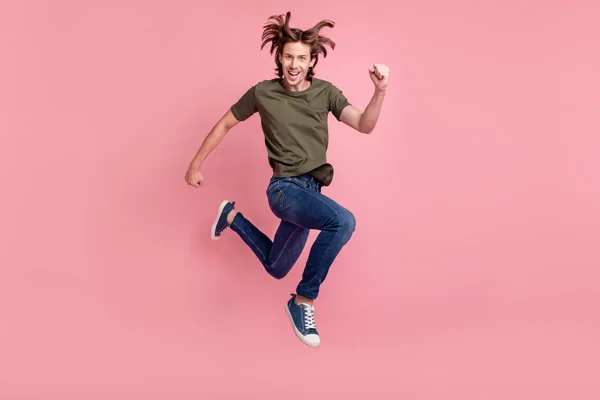 Full size profilo lato foto di giovane ragazzo felice sorriso positivo andare a piedi correre fretta saltare isolato su sfondo di colore pastello — Foto Stock