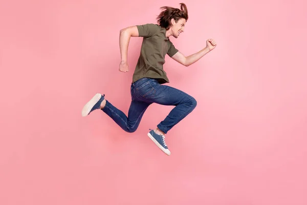 Πλήρες μέγεθος προφίλ πλευρά φωτογραφία του νεαρού άντρα τρέχει βιασύνη ματιά κενό χώρο πώληση απομονωμένο πάνω από ροζ φόντο χρώμα — Φωτογραφία Αρχείου