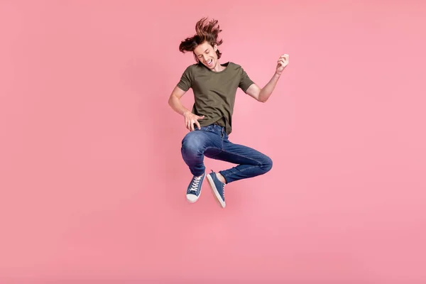 Ganzes Foto von jungen Kerl glücklich positives Lächeln springen spielen Gitarrenmusik isoliert über pastellfarbenem Hintergrund — Stockfoto