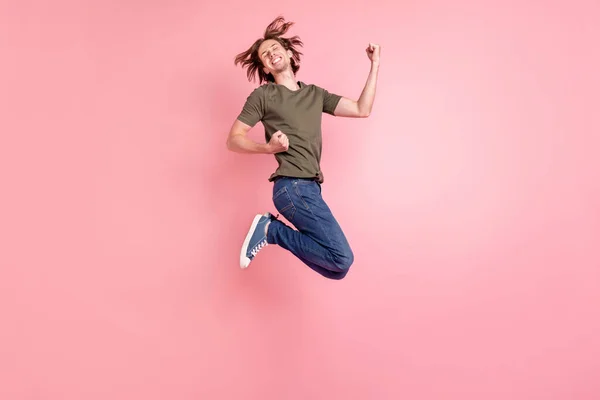 Full body profil boczny zdjęcie młodego faceta szczęśliwy pozytywny uśmiech skok radować zwycięstwo sukces odizolowany nad pastelowym tle koloru — Zdjęcie stockowe