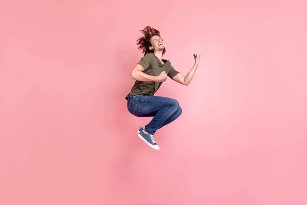 Lunghezza completa profilo lato foto di giovane salto celebrare la vittoria scioccato vincere lotteria isolato su sfondo di colore rosa — Foto Stock