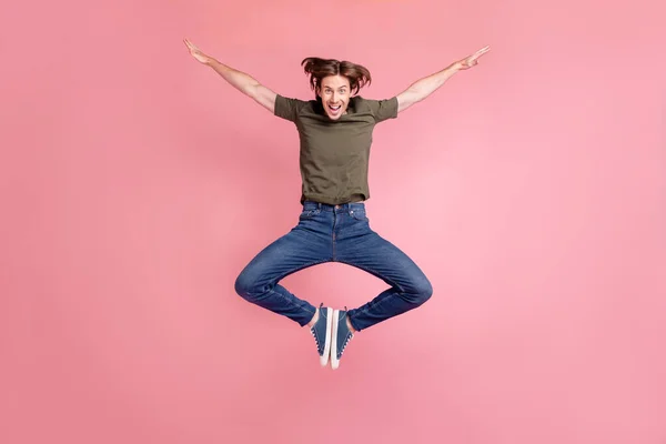 Foto corpo pieno di giovane buon umore volare braccia equilibrio jumper ali isolato su sfondo di colore rosa — Foto Stock
