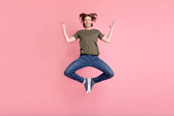 Foto de comprimento total de cara jovem sorriso positivo feliz salto ativo isolado sobre fundo de cor pastel — Fotografia de Stock