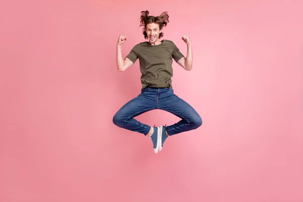 Foto em tamanho completo do jovem louco punhos mãos surpreendido campeão vencedor isolado sobre cor rosa fundo — Fotografia de Stock