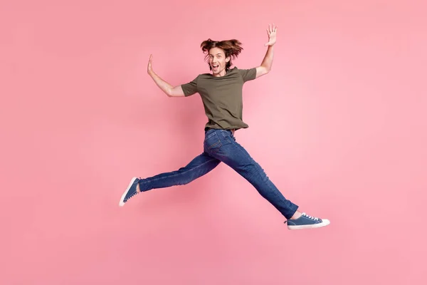 Perfil de corpo inteiro foto lateral do cara jovem feliz positivo sorriso jumper ir correr isolado sobre fundo cor-de-rosa — Fotografia de Stock