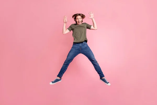 フルボディ写真の若いです陽気な男ジャンプフライカジュアル衣装波こんにちは隔離されたピンク色の背景 — ストック写真