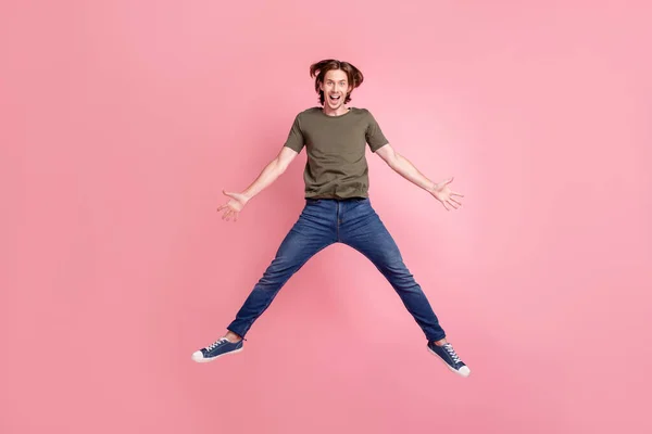 Lunghezza completa foto di giovane eccitato energico ragazzo saltare viaggio attivo isolato su sfondo di colore rosa — Foto Stock