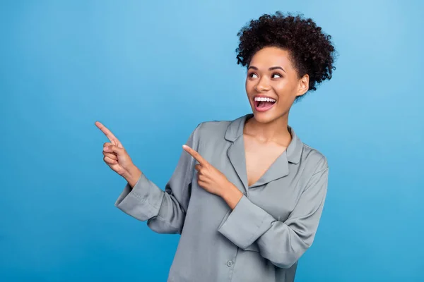 Genç heyecanlı afro kızın fotoğrafı parmaklarının boş olduğunu gösteriyor. İndirim seçeneği promosyonu mavi arkaplan üzerinde izole edilmiş. — Stok fotoğraf