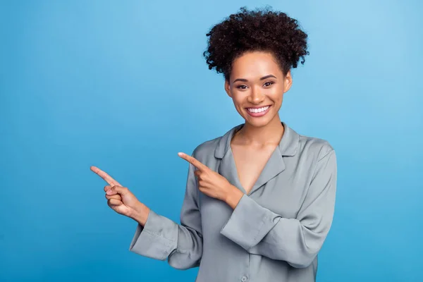 Φωτογραφία της νεαρής μαύρης κυρίας δείχνουν δάχτυλα κενό χώρο προτείνει διαφήμιση αποφασίσει απομονωμένο πάνω από το μπλε φόντο χρώμα — Φωτογραφία Αρχείου