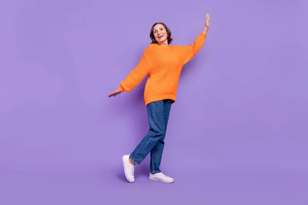 Foto lateral de perfil de tamanho completo de roupas casuais de mulher idosa atraente isoladas sobre fundo de cor roxa — Fotografia de Stock