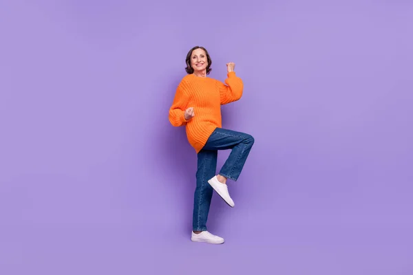 Profil pleine grandeur photo latérale de femme âgée joyeuse célébrer la victoire poings mains isolées sur fond de couleur violette — Photo