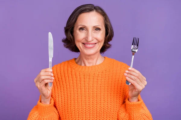 Foto von attraktiven Seniorin halten Metallbesteck bereit zu essen hungern isoliert über lila Farbe Hintergrund — Stockfoto