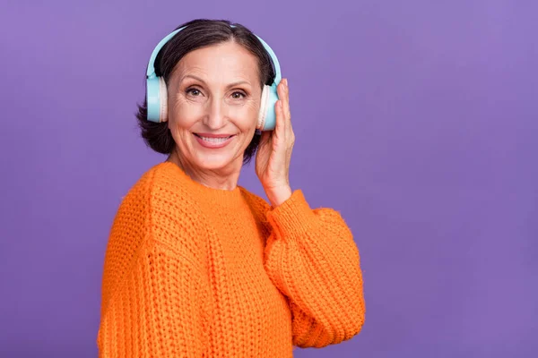 Profilul fotografiei laterale a femeii în vârstă vesele ascultă căștile radio izolate pe fundal de culoare violet — Fotografie, imagine de stoc