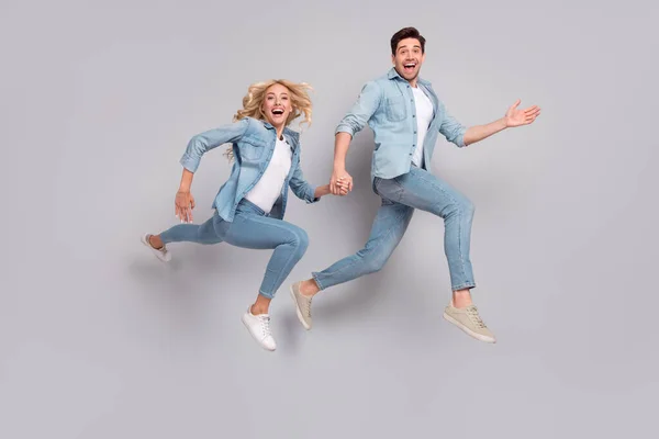 Volledige lengte profiel zijkant foto van jong stel gelukkig positief glimlach jumper gaan lopen lopen lopen geïsoleerd over grijze kleur achtergrond — Stockfoto