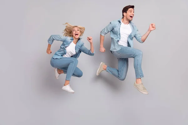 Perfil de corpo inteiro foto lateral do jovem casal feliz sorriso positivo salto correr pressa isolado sobre fundo de cor cinza — Fotografia de Stock