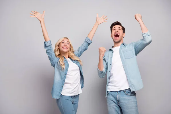 Φωτογραφία του funky ζευγάρι χέρι επάνω φωνάζουν φορούν τζιν πουκάμισο απομονωμένο σε γκρι φόντο χρώμα — Φωτογραφία Αρχείου