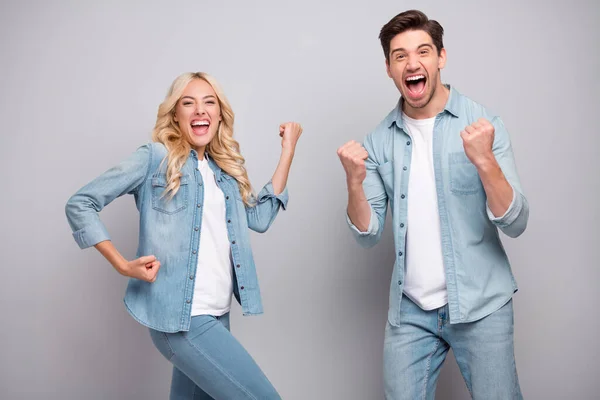 Foto di hooray coppia mani pugni indossare jeans camicia isolata su sfondo di colore grigio — Foto Stock