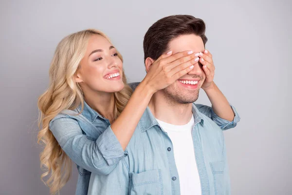 Profil boční fotografie mladého páru šťastný pozitivní úsměv kryt oči překvapení izolované přes šedou barvu pozadí — Stock fotografie