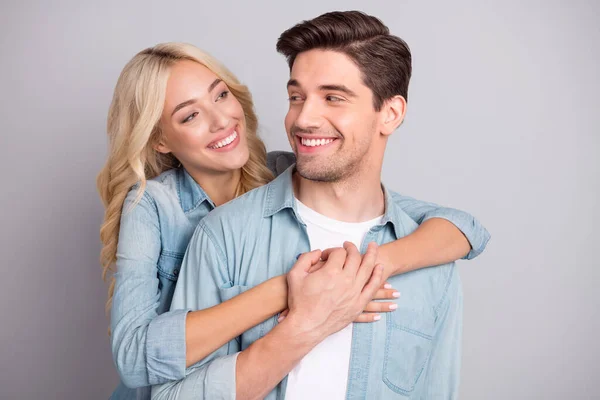 Foto de pareja joven feliz sonrisa positiva abrazar sentimientos de amor cónyuges aislados sobre fondo de color gris — Foto de Stock