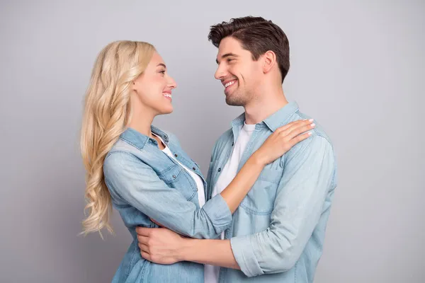 Foto del lado del perfil de la joven pareja feliz sonrisa positiva abrazo abrazo vínculo romántico aislado sobre fondo de color gris — Foto de Stock