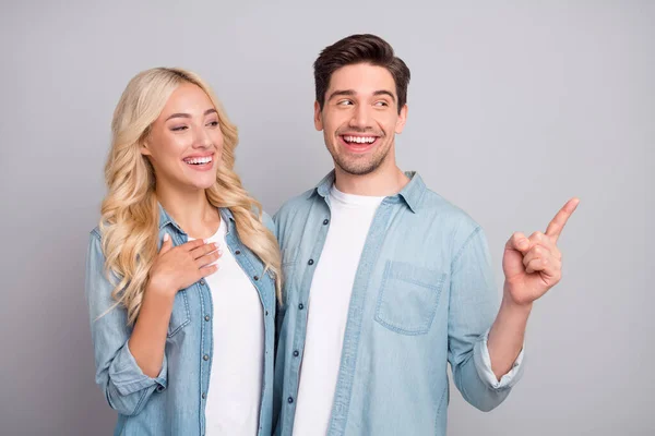 Zdjęcie młodej pary szczęśliwy uśmiech pozytywny wskazują palcem reklamować bezpośrednią decyzję izolowane na szarym tle koloru — Zdjęcie stockowe