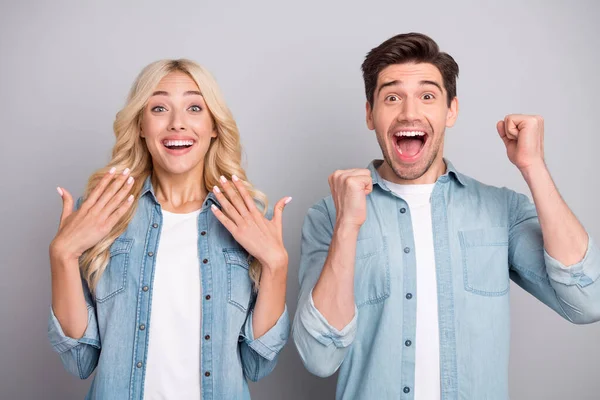 Foto de pareja joven feliz sonrisa positiva celebrar el éxito de la victoria logro aislado sobre fondo de color gris —  Fotos de Stock