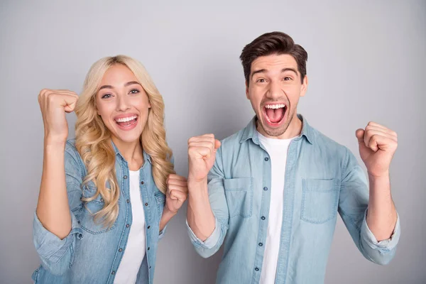 Foto de joven pareja emocionada feliz sonrisa positiva regocijarse victoria suerte éxito aislado sobre fondo de color gris —  Fotos de Stock