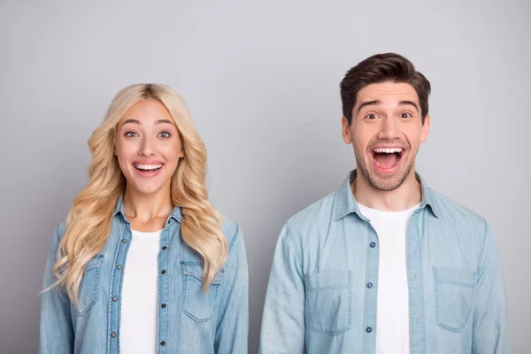 Foto do jovem casal animado feliz sorriso positivo surpreendido notícias surpresas isoladas sobre fundo de cor cinza — Fotografia de Stock