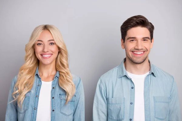 Foto de bonita encantadora pareja joven vestidos jeans camisas sonriendo aislado color gris fondo —  Fotos de Stock